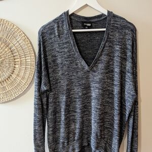 Wilfred Men’s Heathered Charcoal V-Neck Sweater